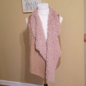 Coco and Jaimeson tan faux fur and suede  vest Size L